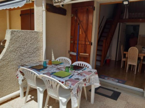 Villa Climatisée avec Mezzanine, Parking Sécurisé et Terrasse près du Lac Marin pour 4 Personnes - FR-1-798-42